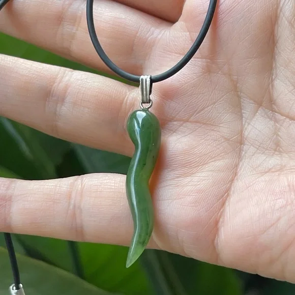 High quality natural spinach green nephrite jade horn pendant & black cord chain - Picture 2 of 6